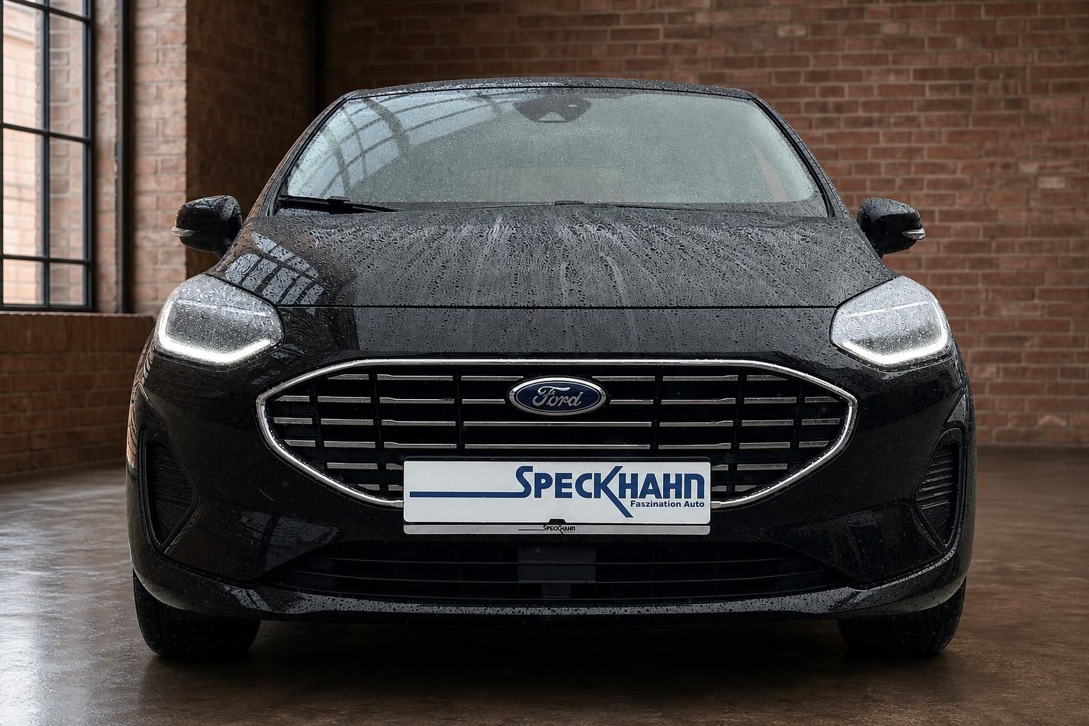 Ford Fiesta schwarz Frontansicht mit LED-Tagfahrlicht und Speckhahn Kennzeichenrahmen in Halle