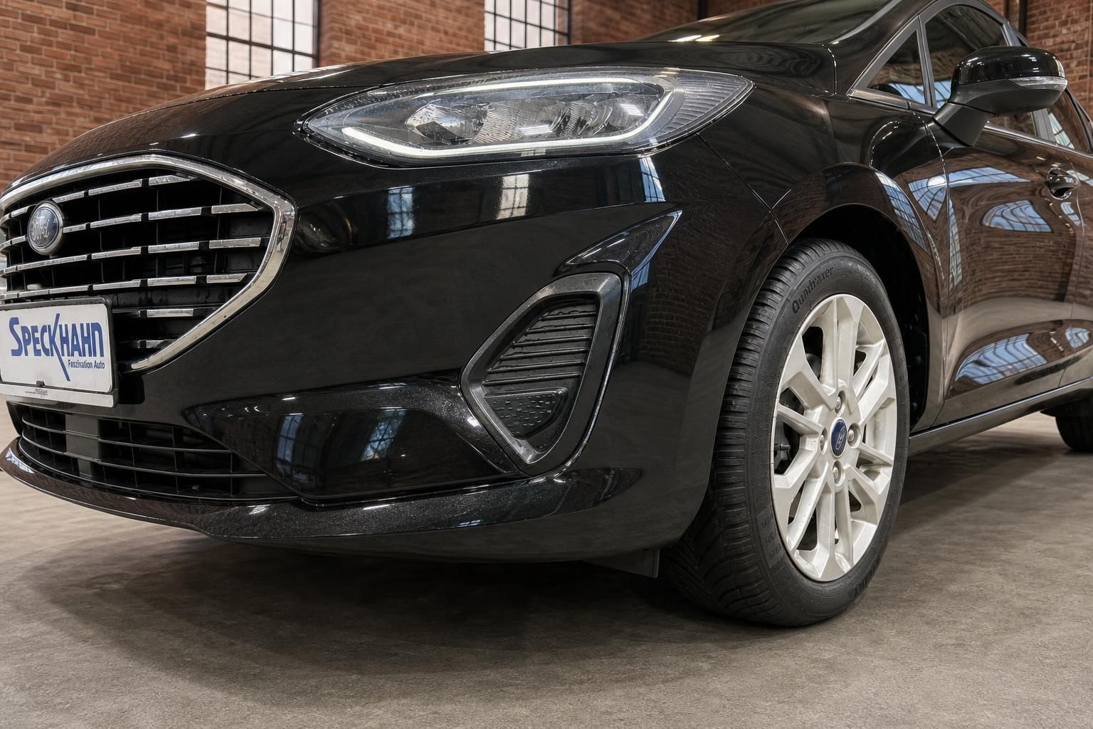 Ford Fiesta schwarz Frontpartie Detailaufnahme mit LED-Scheinwerfer und Speckhahn Kennzeichenhalter