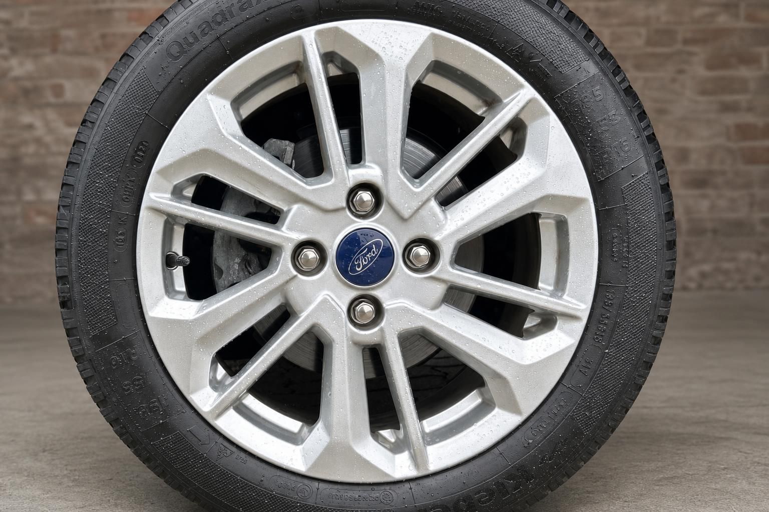 Ford Alufelge silber mit Michelin Quatraxer Reifen Detailaufnahme