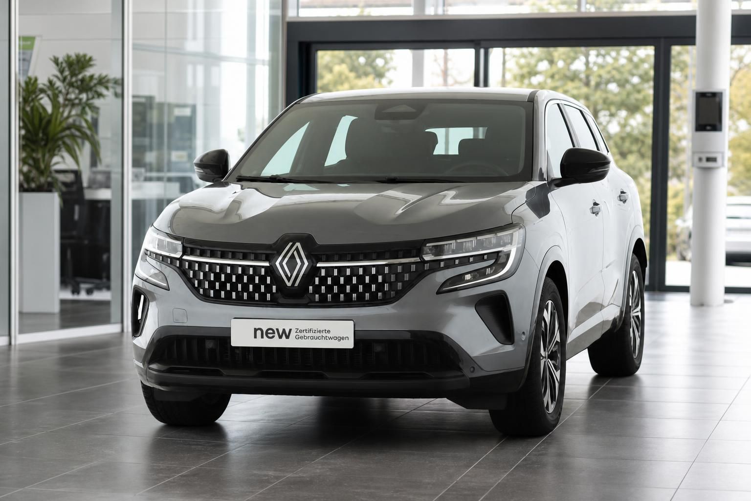 Renault Kadjar Frontansicht mit Kuehlergrill im Showroom