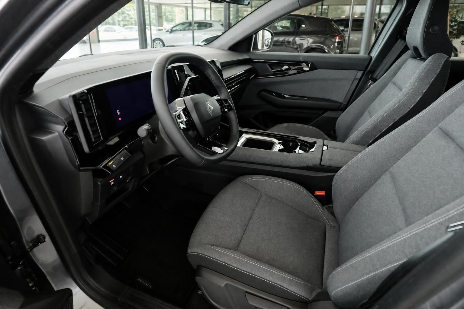 Renault Innenraum mit Cockpit, Lenkrad und Stoffsitzen