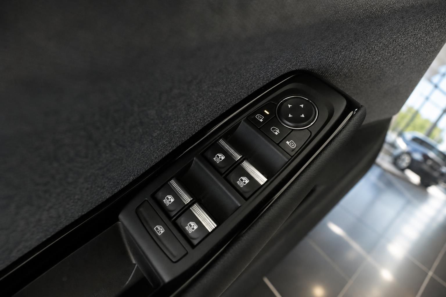 Fensterheber-Bedienelemente an Fahrertuer im Renault Innenraum