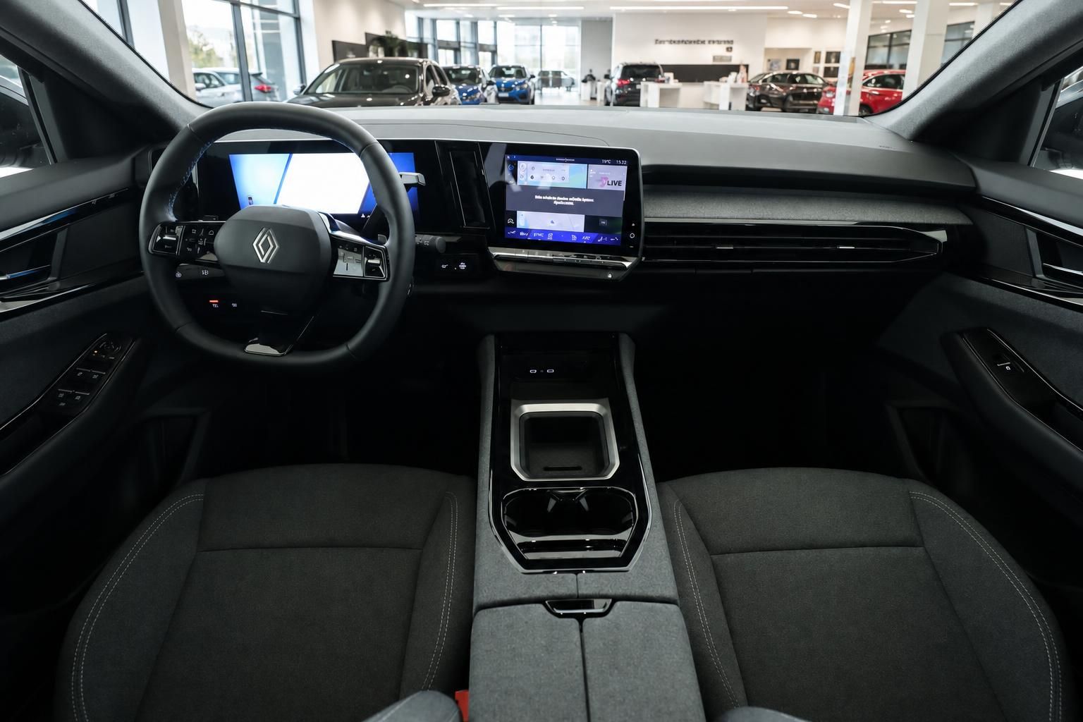 Cockpit mit Lenkrad und digitalem Infotainment-Display