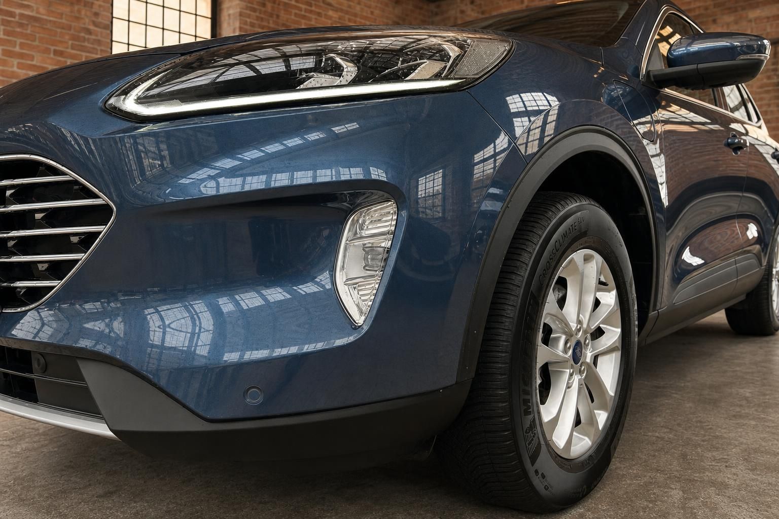 Ford Kuga Frontpartie Nahaufnahme mit LED-Scheinwerfer und Felge in Blau