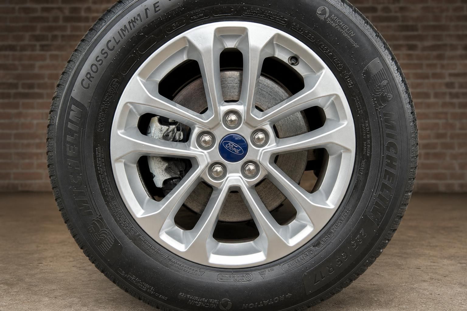 Ford Kuga Alufelge mit Michelin CrossClimate Reifen und Bremsscheibe Detailansicht