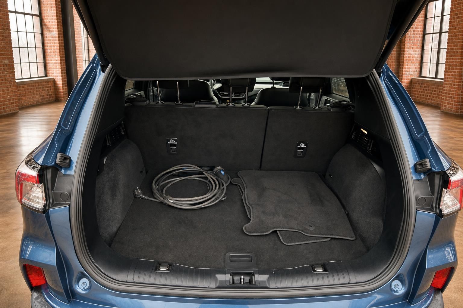 Ford Kuga Kofferraum geöffnet mit Ladekabel und Gummimatte in Blau