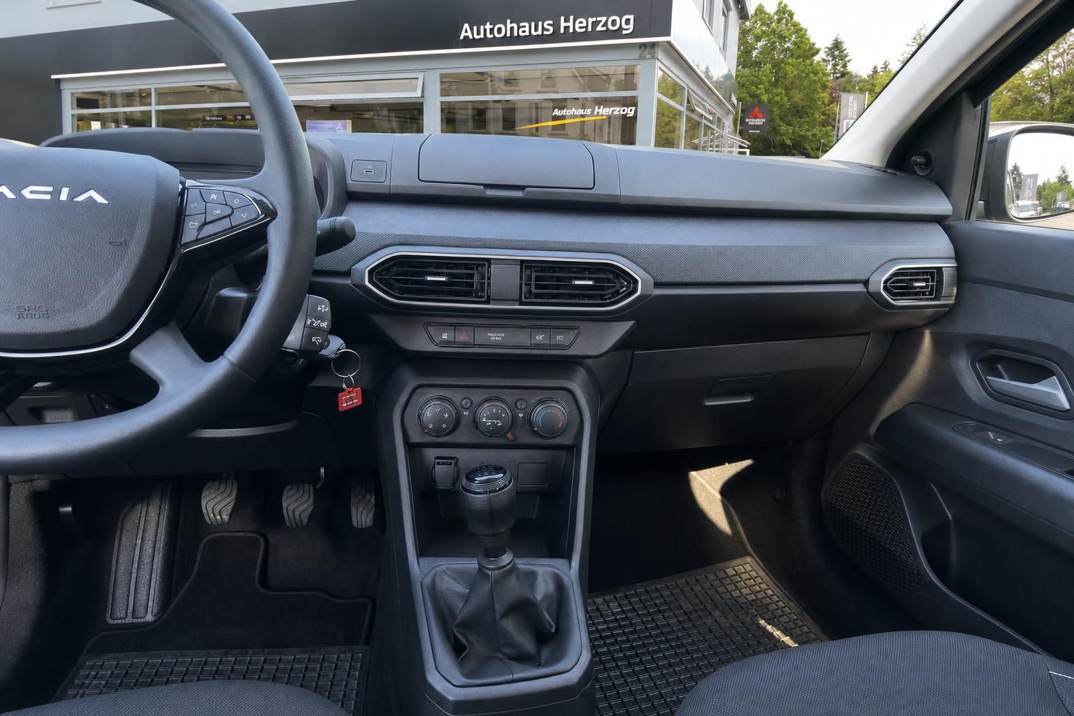 Dacia Cockpit mit Armaturenbrett und Lenkrad, Innenraum Vorderansicht