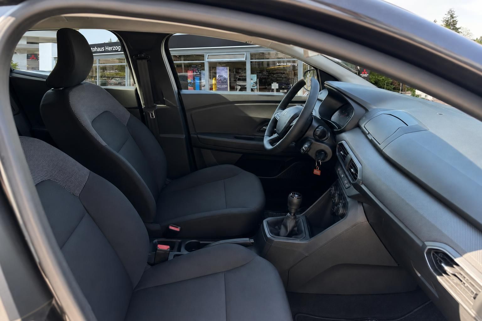 Dacia Sandero Innenraum Vordersitze und Cockpit Ansicht