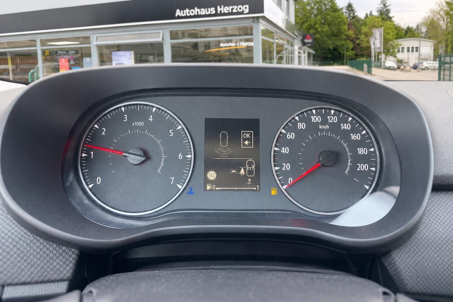 Dacia Tacho und Drehzahlmesser im Detail, Kombiinstrument Nahaufnahme