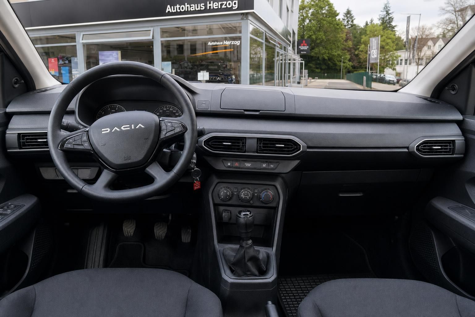 Dacia Cockpit Frontansicht mit Lenkrad, Mittelkonsole und Armaturenbrett