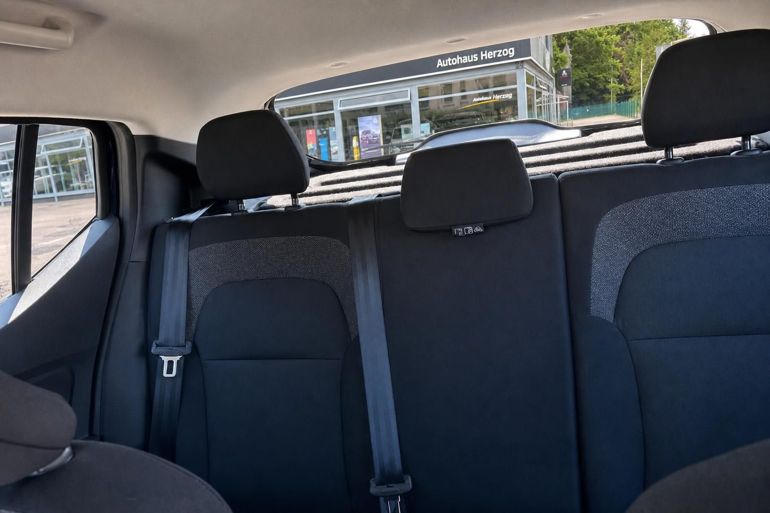 Dacia Rücksitze im Innenraum mit Kopfstützen und Sicherheitsgurten