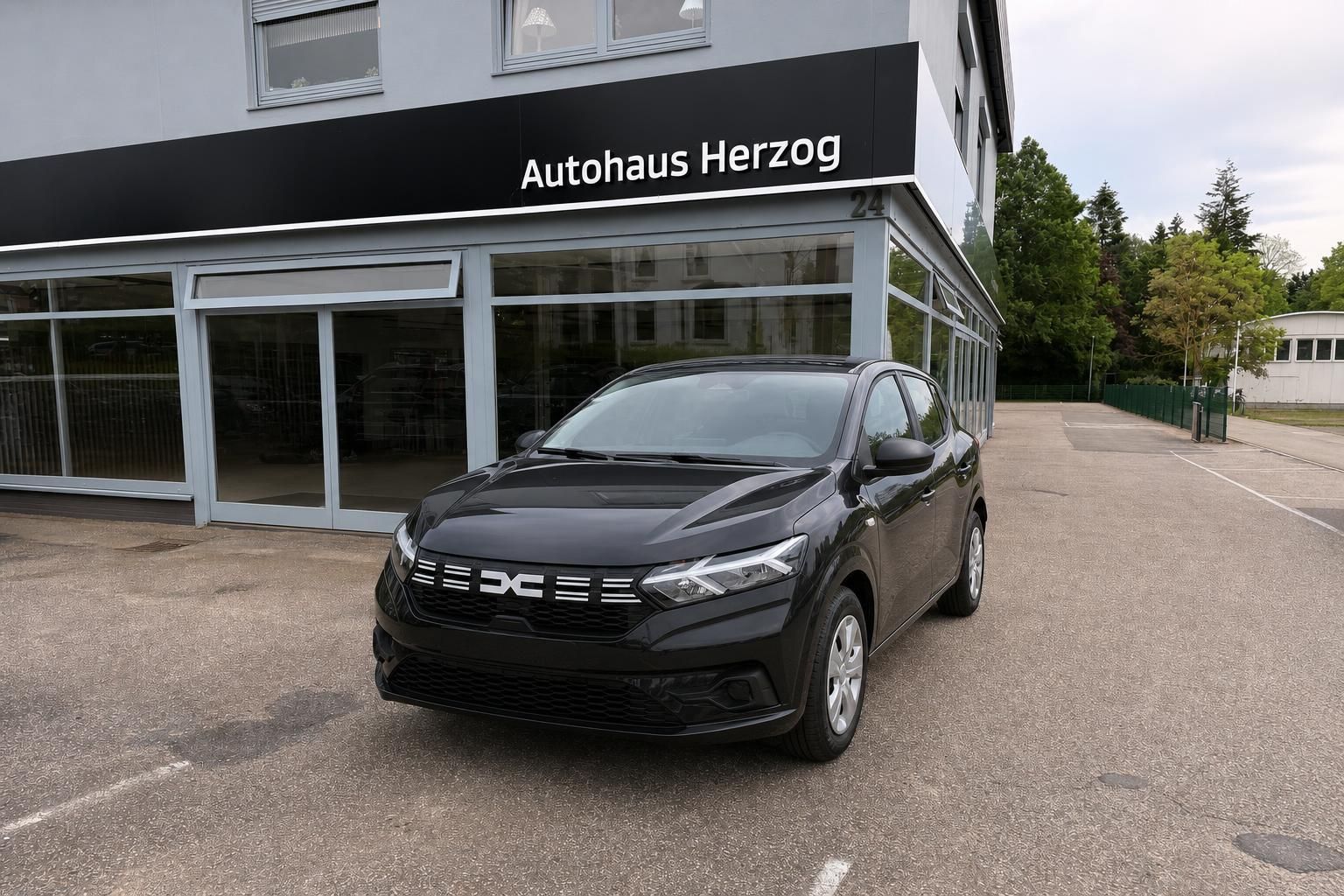 Dacia Sandero schwarz Frontansicht seitlich, Autohaus Herzog