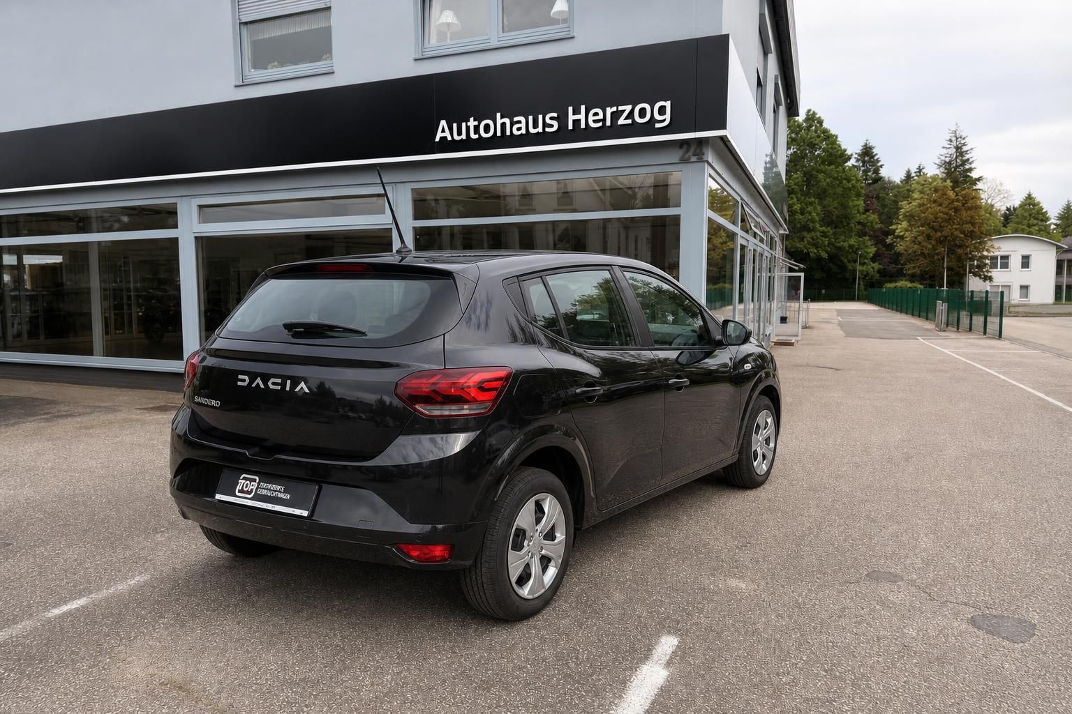 Dacia Sandero schwarz Heckansicht seitlich, Autohaus Herzog