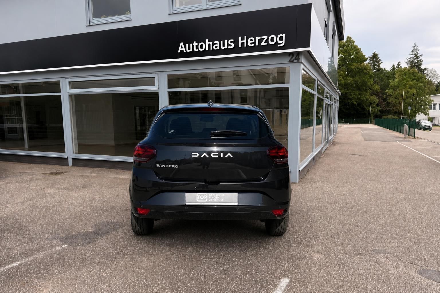 Dacia Sandero schwarz Heckansicht vor Autohaus Herzog