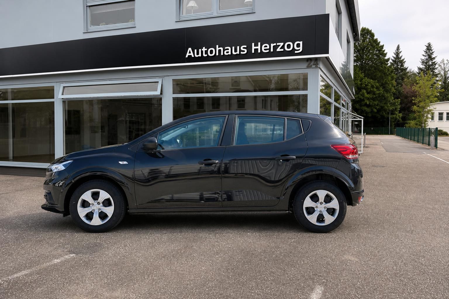 Dacia Sandero schwarz Seitenansicht Autohaus Herzog Parkplatz