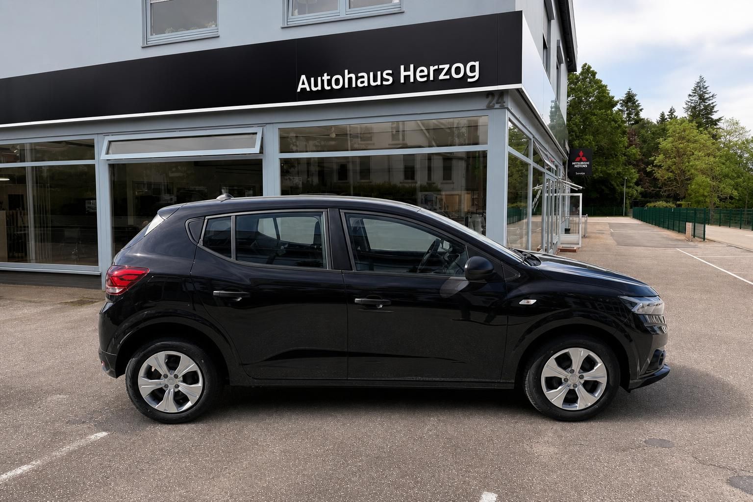 Dacia Sandero schwarz Seitenansicht vor Autohaus Herzog