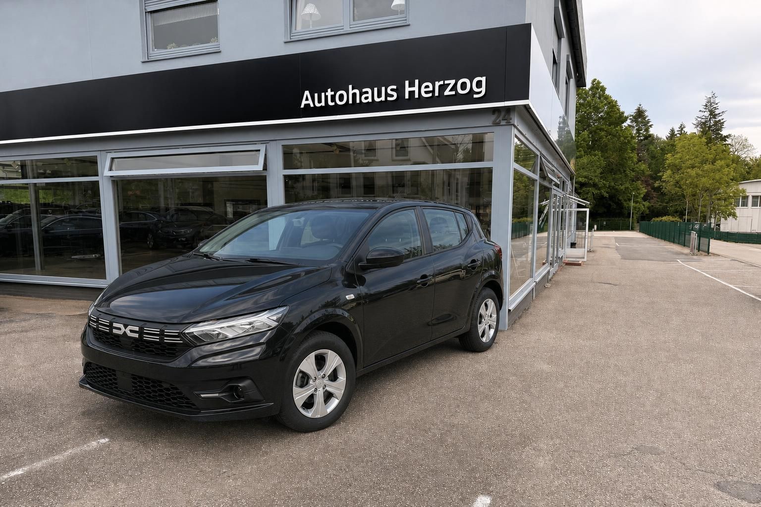 Dacia Sandero schwarz Frontansicht vor Autohaus Herzog