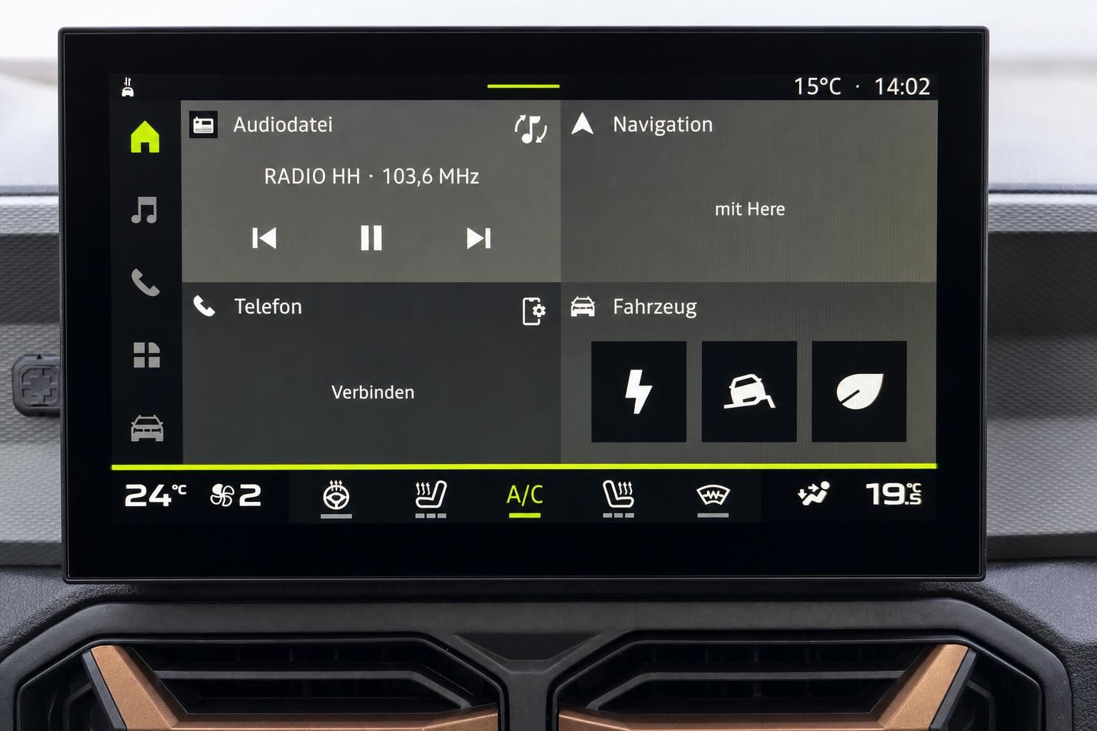 Touchscreen-Display mit Navigationssystem und Klimasteuerung im Fahrzeug