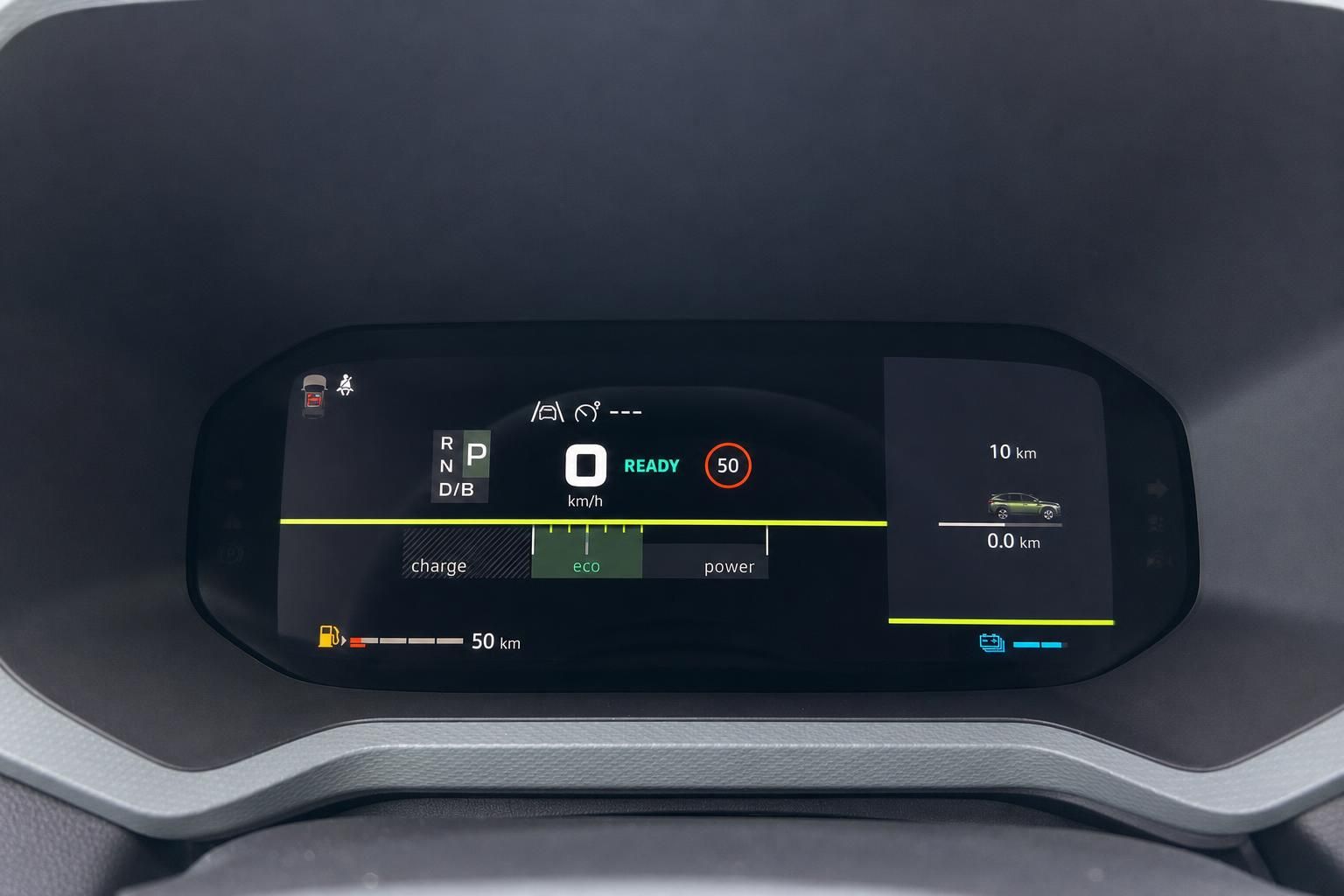 Digitales Armaturenbrett eines Elektrofahrzeugs mit Reichweitenanzeige und Ladestatus