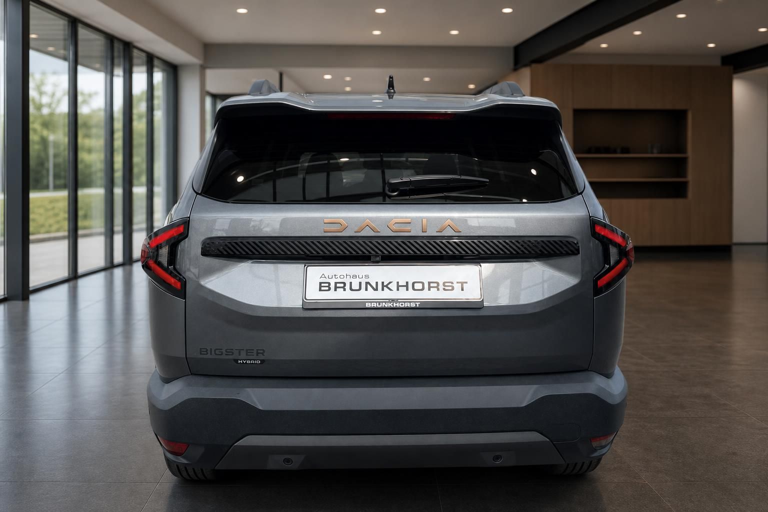 Dacia Bigster Heckansicht - grauer SUV mit LED-Rückleuchten und Bigster Hybrid Schriftzug