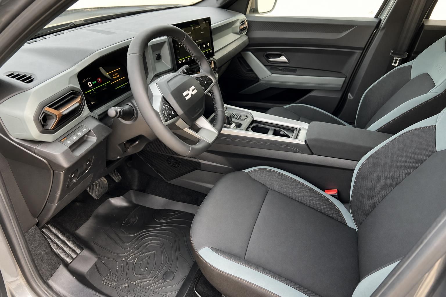 Dacia Bigster Innenraum - modernes Cockpit mit Touchscreen, Ledersitzen und digitalen Instrumenten