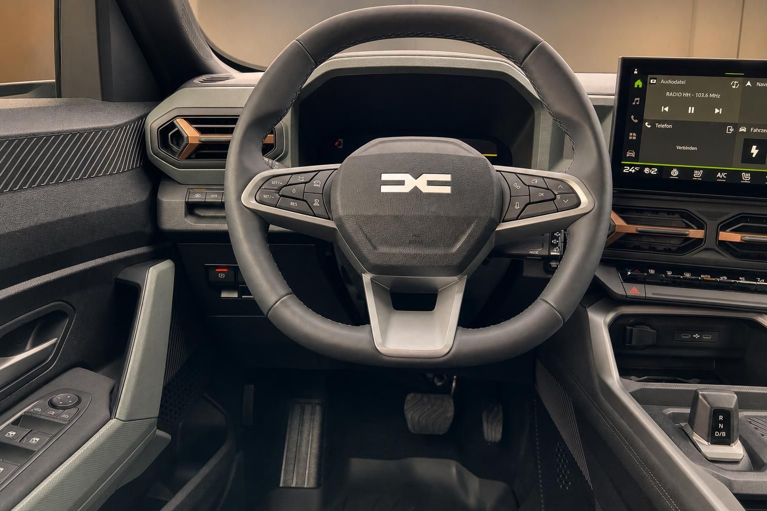 Modernes Cockpit mit Lenkrad und Infotainment-Display - Innenraumausstattung