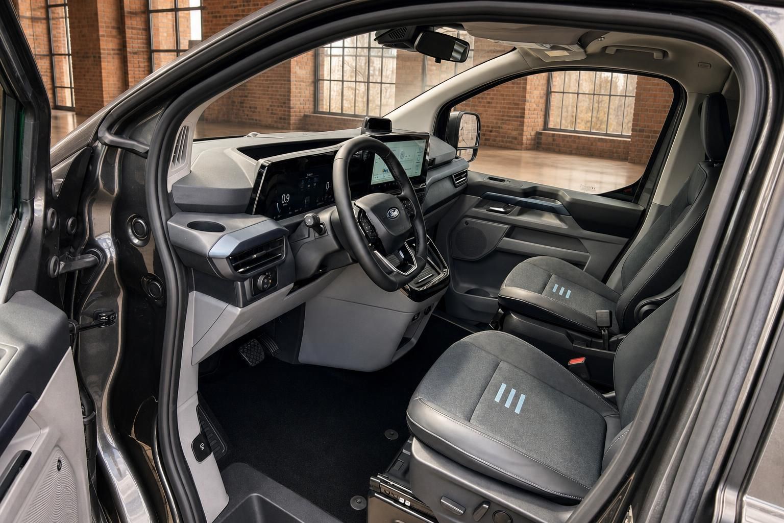Ford Tourneo Custom Innenraum Fahrerseite mit Lenkrad, Touchscreen und Komfortsitzen