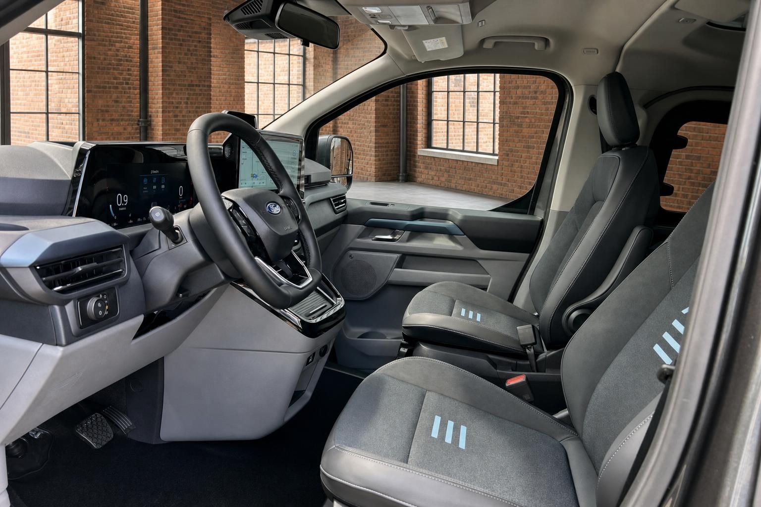 Ford Transit Innenraum Fahrerseite mit Lenkrad, Cockpit und Vordersitzen in grau-schwarzem Design