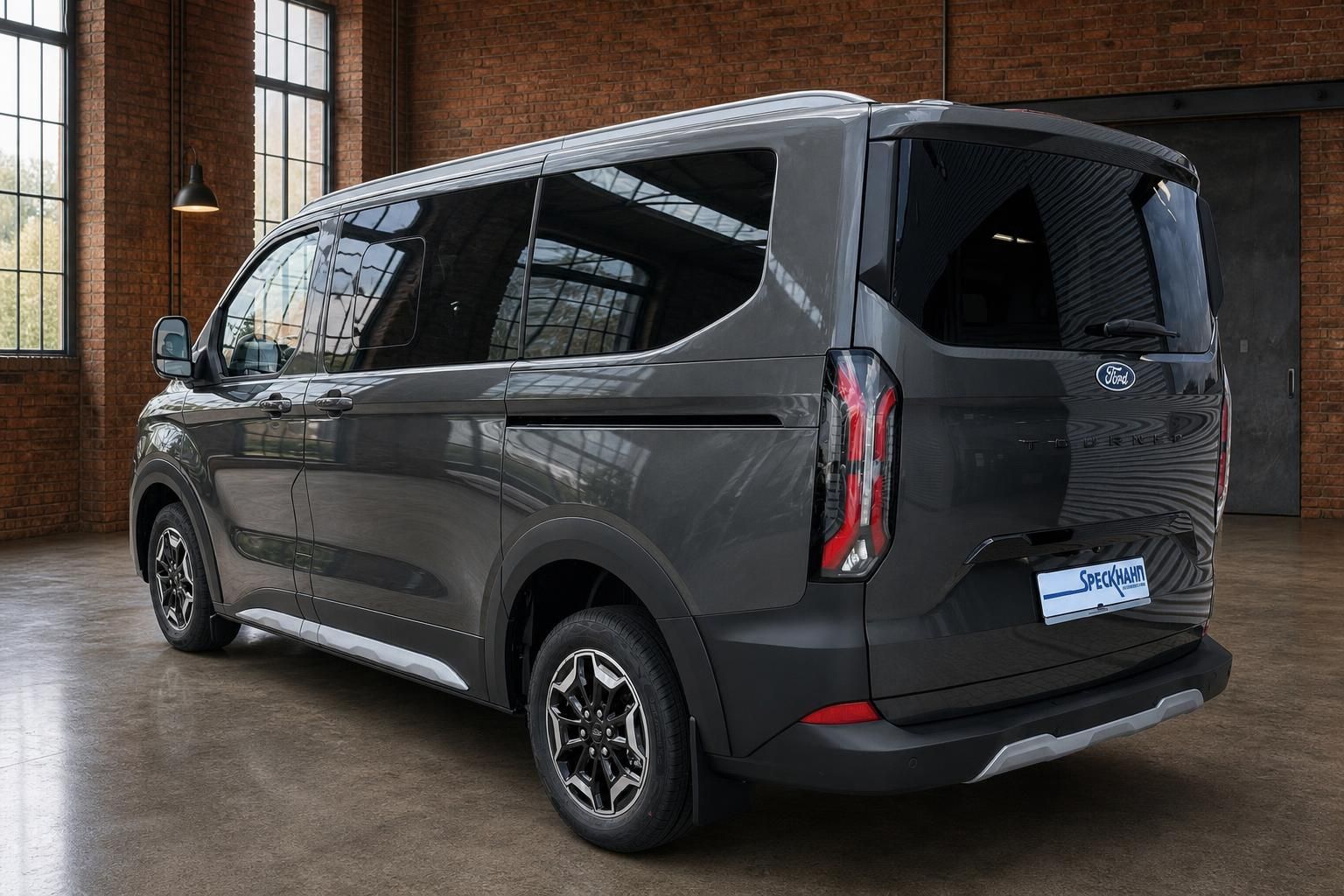 Ford Tourneo Custom grau Heckansicht schräg links, LED-Rückleuchten, Studioaufnahme