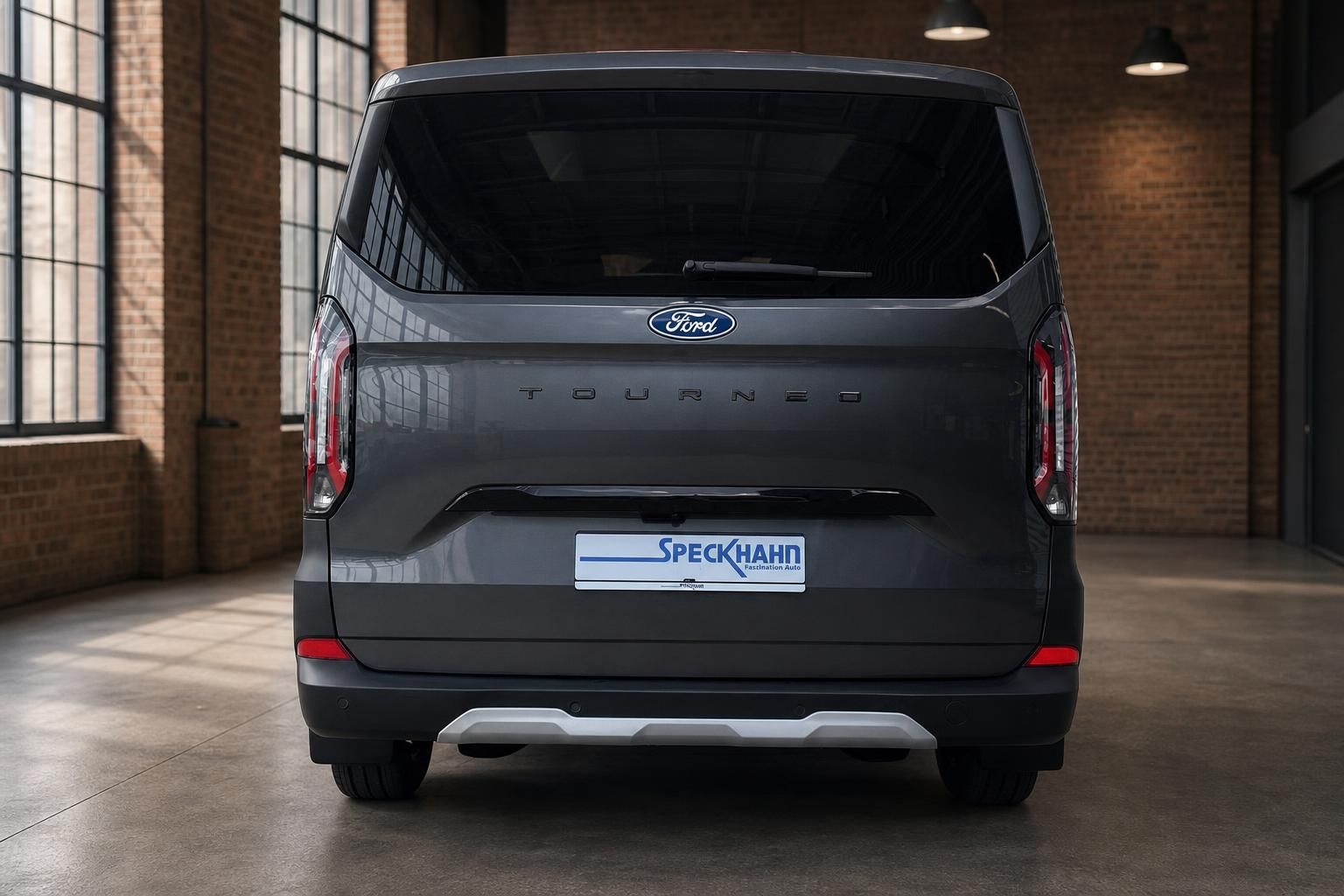 Ford Tourneo Custom grau direkte Heckansicht, TOURNEO Schriftzug, Studioaufnahme