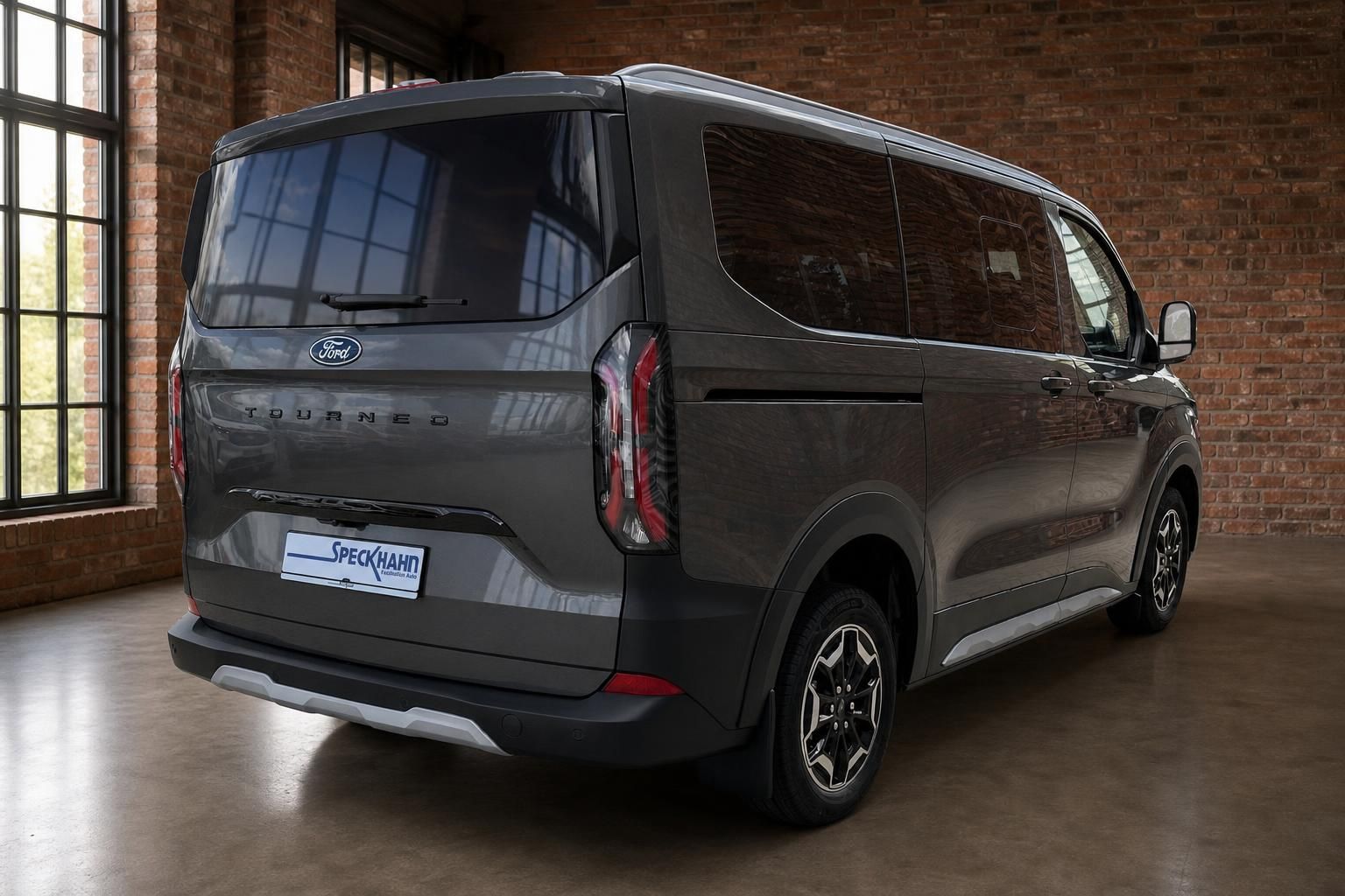 Ford Tourneo Custom grau Heckansicht schräg rechts, LED-Rückleuchten, Industriehalle