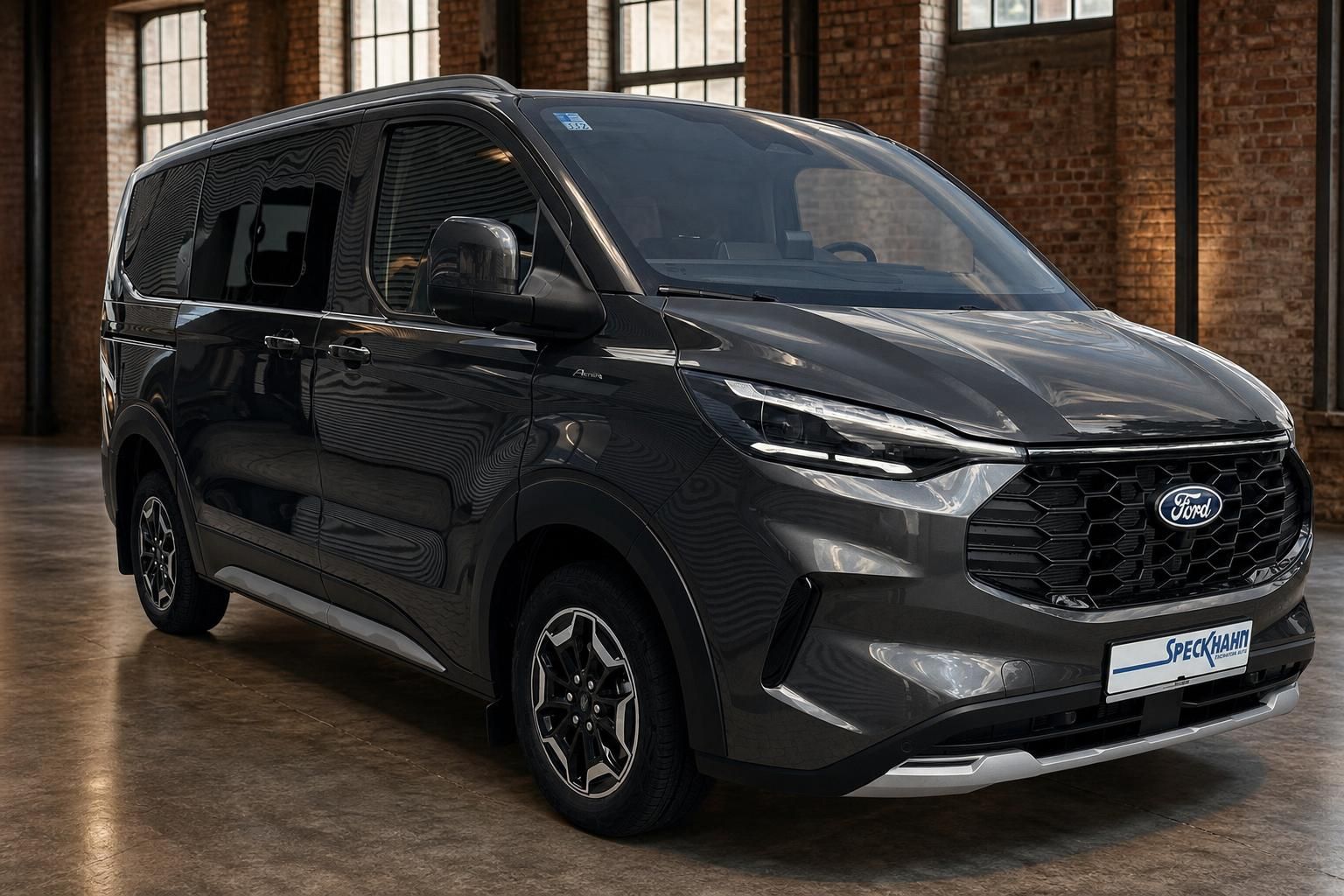 Ford Tourneo Custom Active schwarz Frontansicht schräg rechts, Studioaufnahme Industriehalle