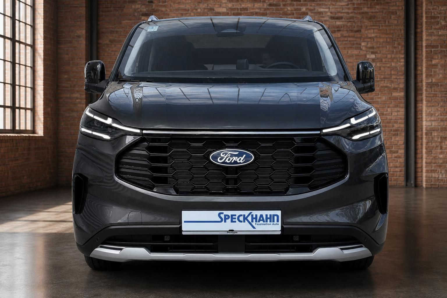 Ford Tourneo Custom grau Frontansicht mit LED-Scheinwerfern und Speckhahn Kennzeichenhalter