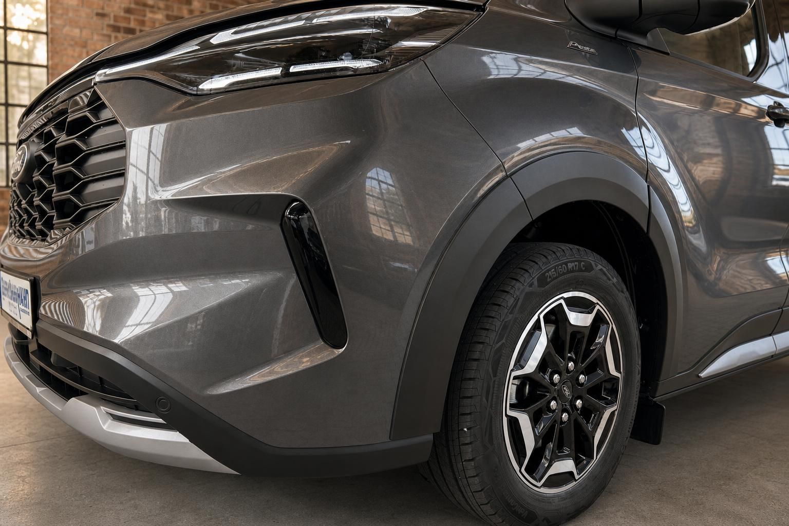 Ford Tourneo Custom grau Frontpartie Detailansicht mit Felge und LED-Tagfahrlicht