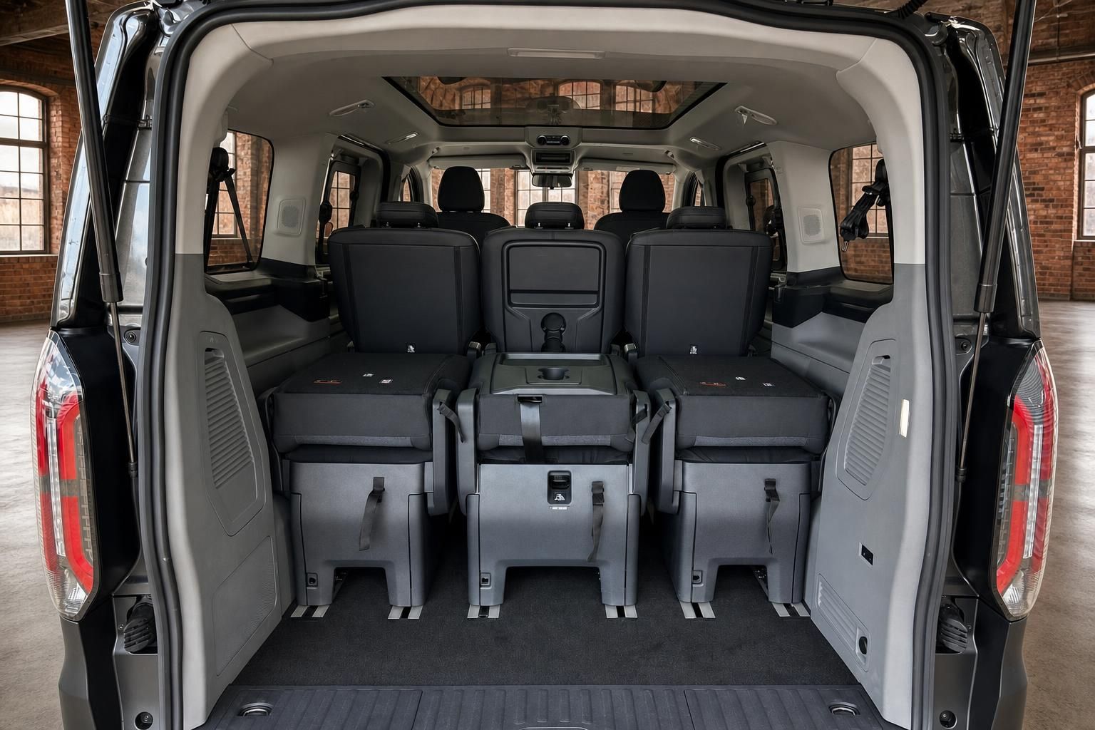 Ford Tourneo Custom Kofferraum geöffnet mit umklappbaren Sitzen und großem Laderaum