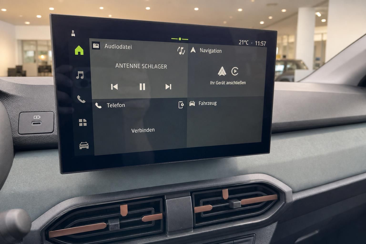 Fahrzeug Infotainment-System mit Touchscreen Display und Navigation im Armaturenbrett
