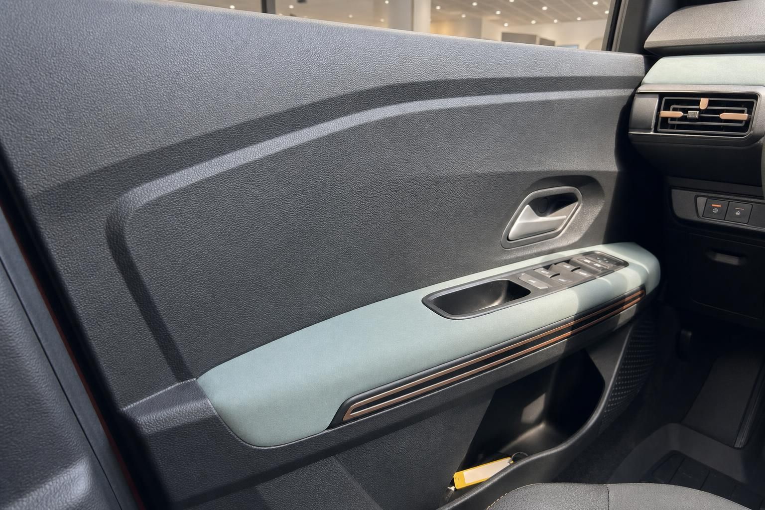 Auto-Türverkleidung mit Fensterheber-Bedienung und grauen Materialelementen