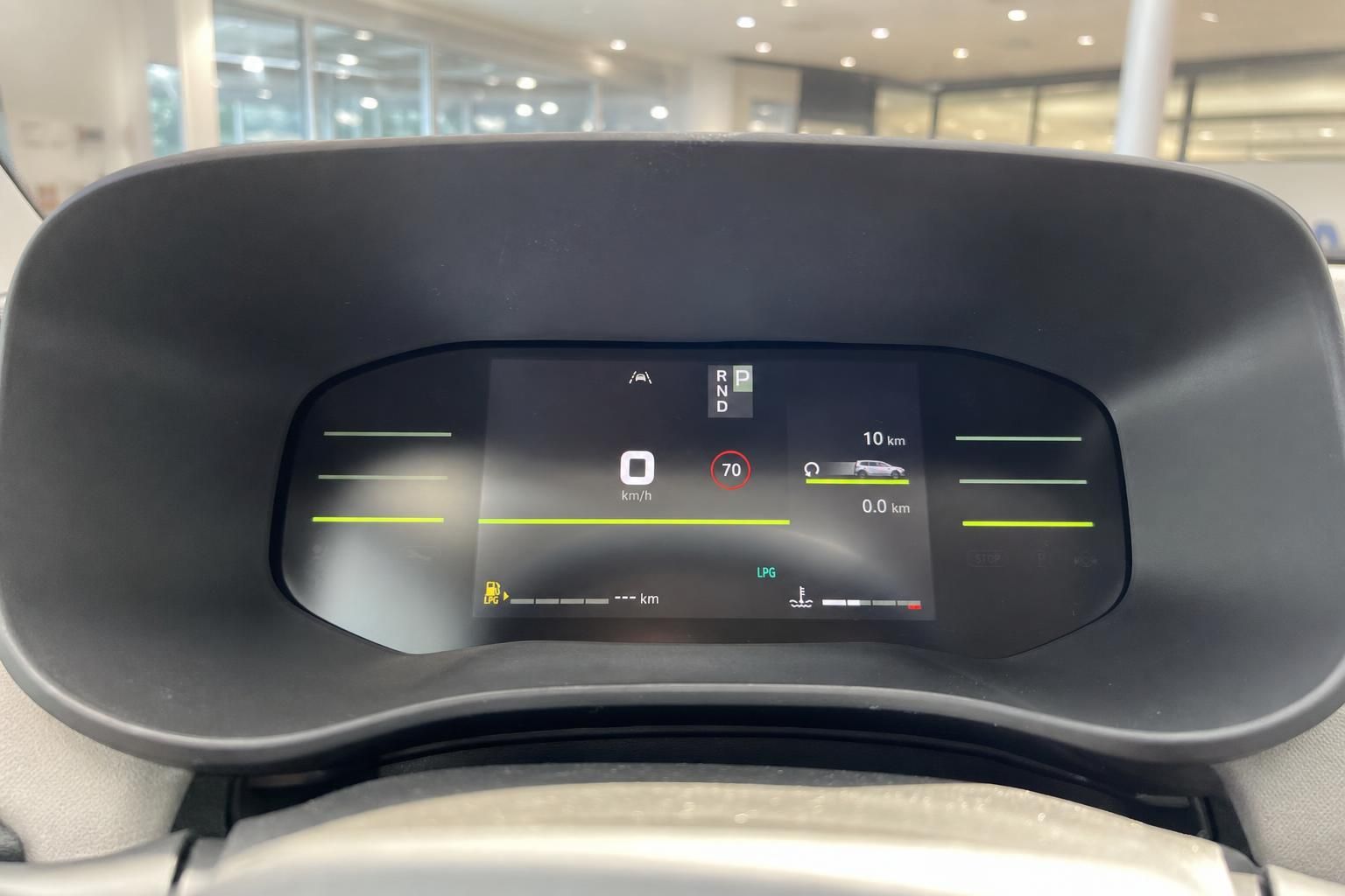 Digitales Armaturenbrett mit Geschwindigkeitsanzeige und Fahrzeuginformationen