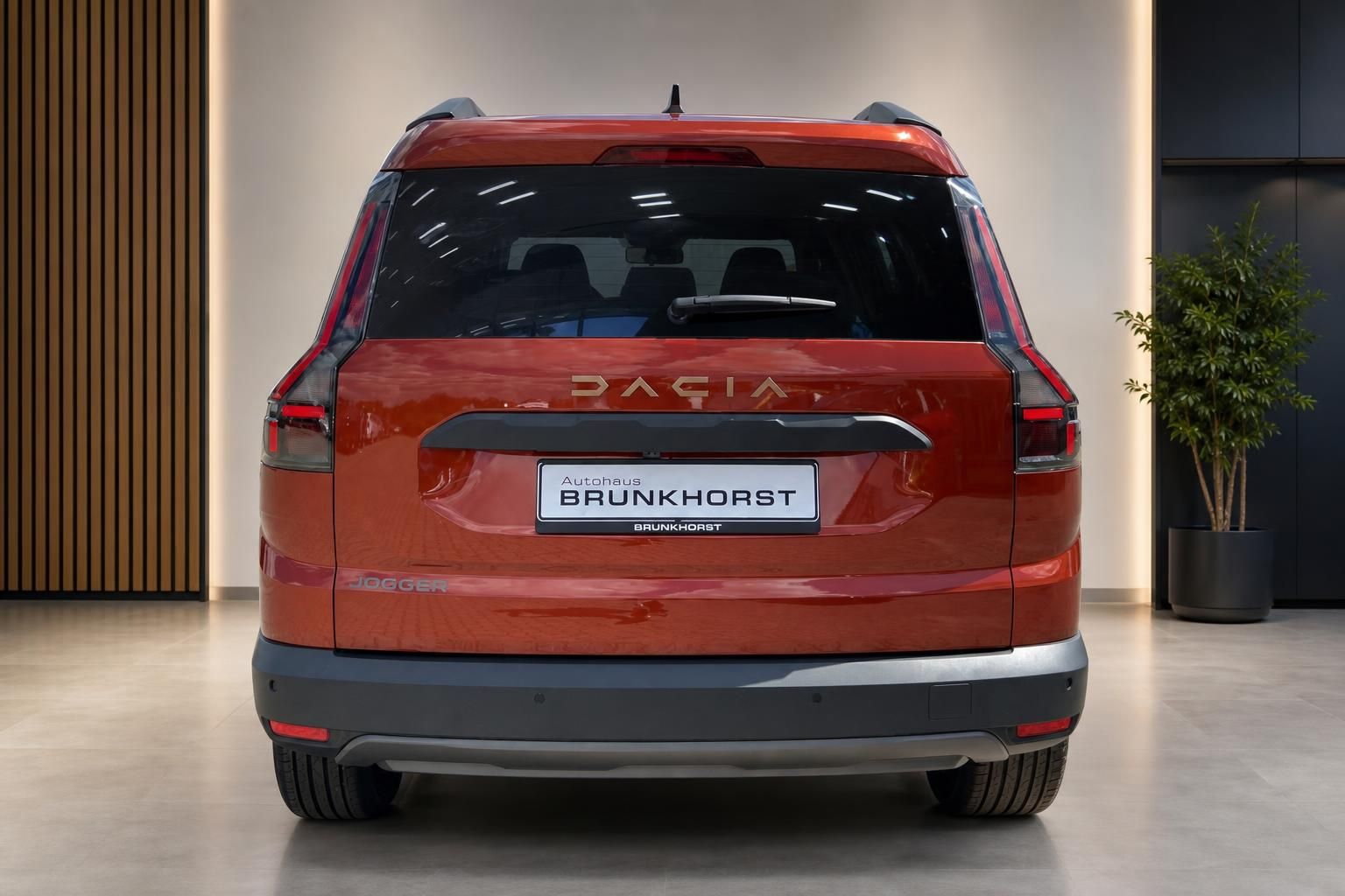 Dacia Jogger Heckansicht in Rot - Rückseite mit Heckklappe und Autohaus-Kennzeichen