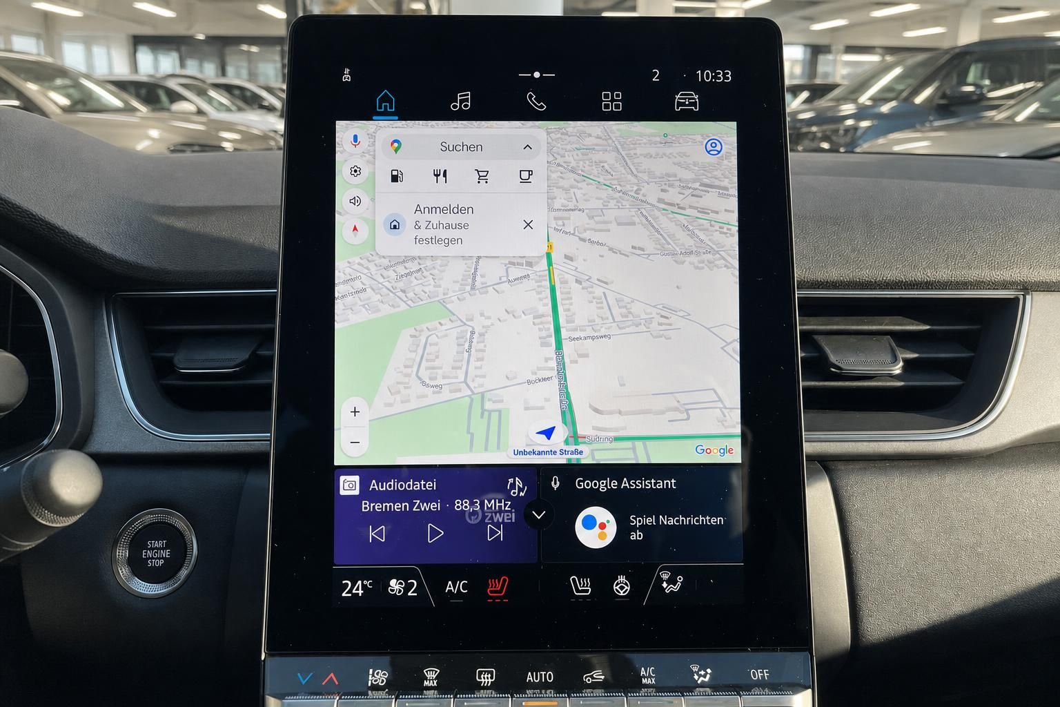 Renault Infotainment-System mit Touchscreen, Navigation und Klimasteuerung im Fahrzeugcockpit