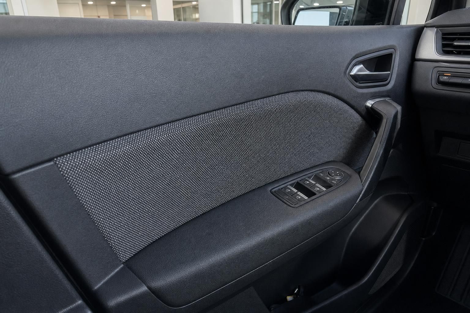 Renault Fahrerseite Türverkleidung mit Fensterheber-Bedienung und Stoffeinsätzen