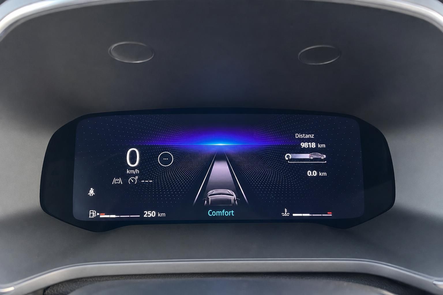 Digitales Armaturenbrett mit Fahrerassistenzsystem und Comfort-Modus im Fahrzeuginnenraum