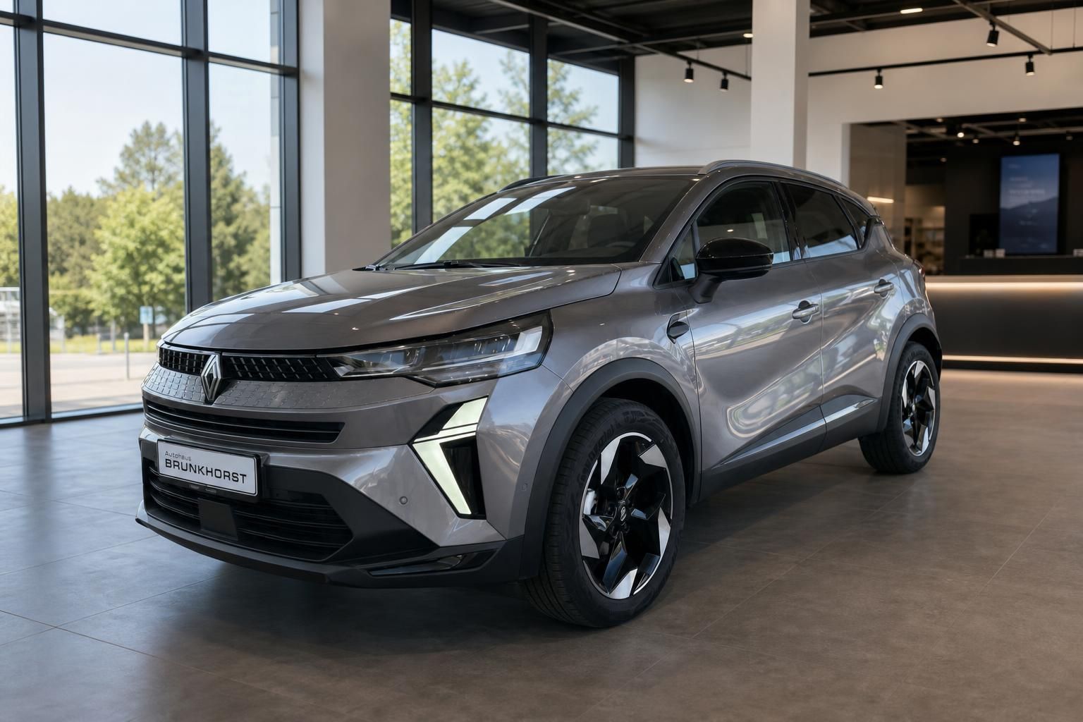 Renault Captur SUV in grau metallic - Seitenansicht im Autohaus Showroom
