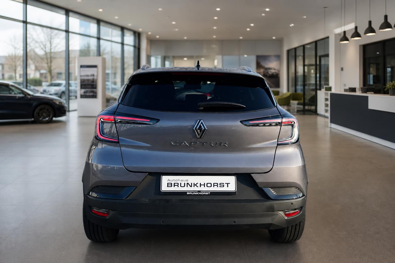 Renault Captur SUV Heckansicht grau metallic mit LED-Rücklichtern im Autohaus
