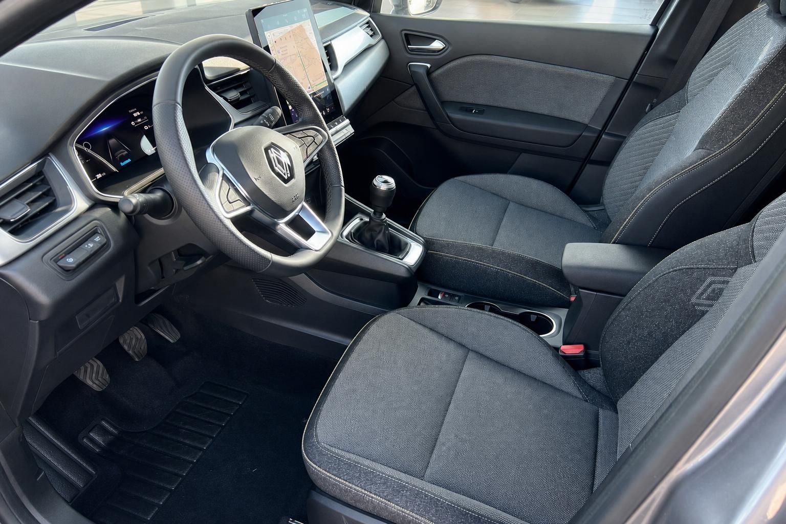 Renault Captur Innenraum schwarz mit Lenkrad, Sitze und Schaltgetriebe