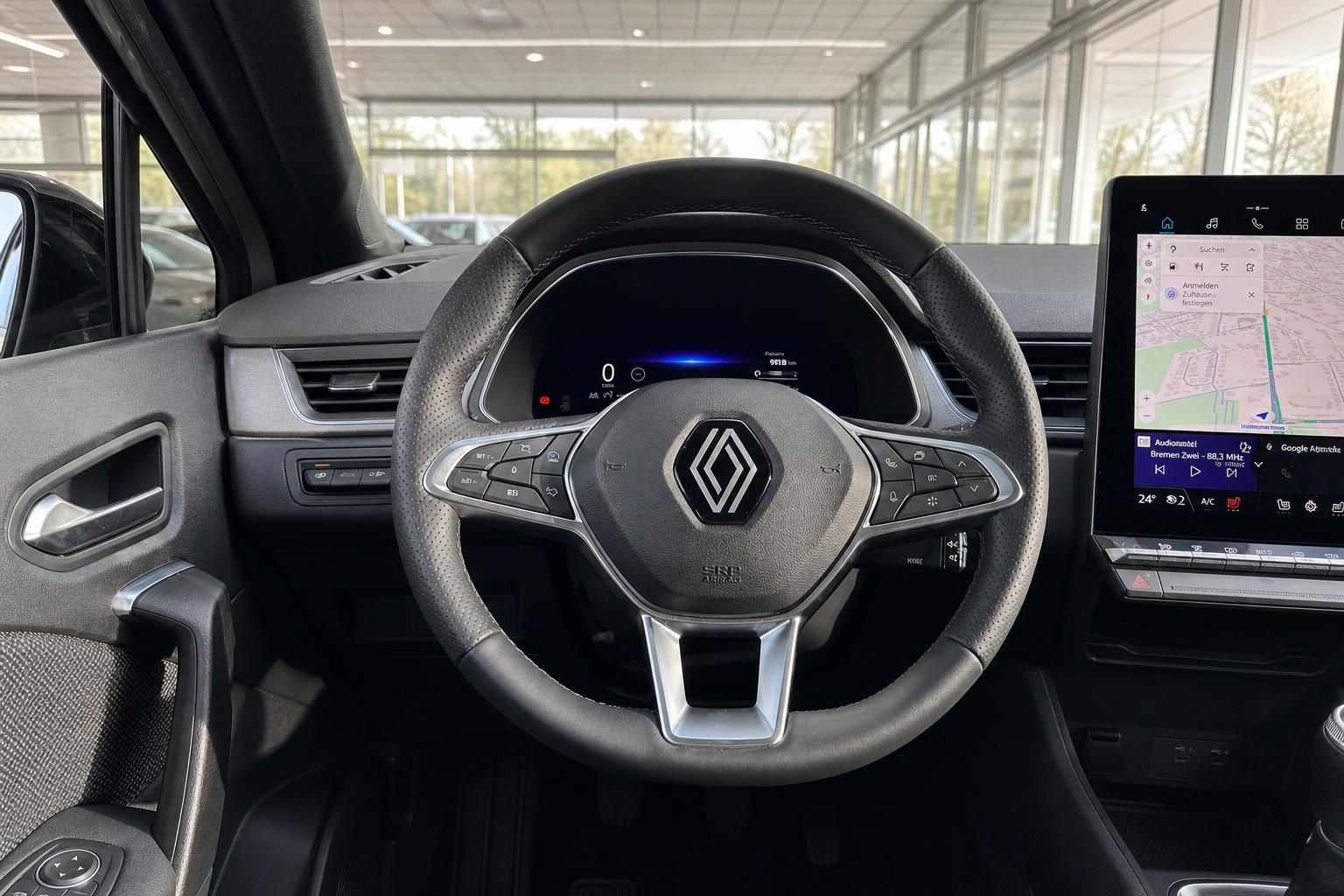 Renault Armaturenbrett mit Lenkrad, digitalem Display und Navigationssystem im modernen Innenraum