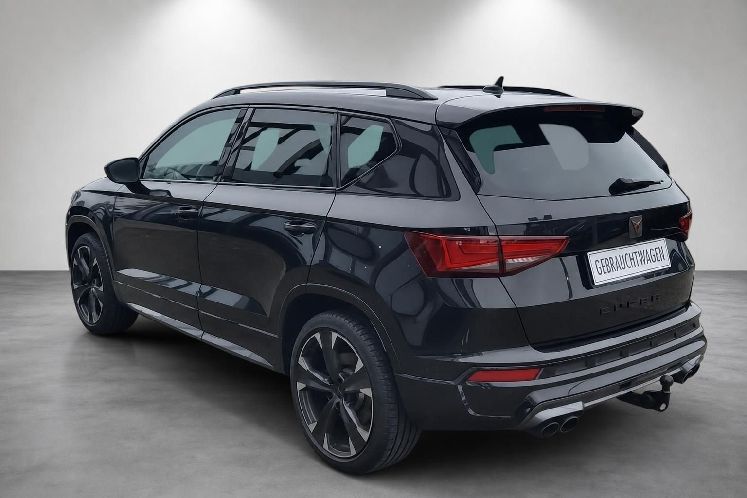 Cupra Ateca schwarz, Seiten-Heckansicht im Studio