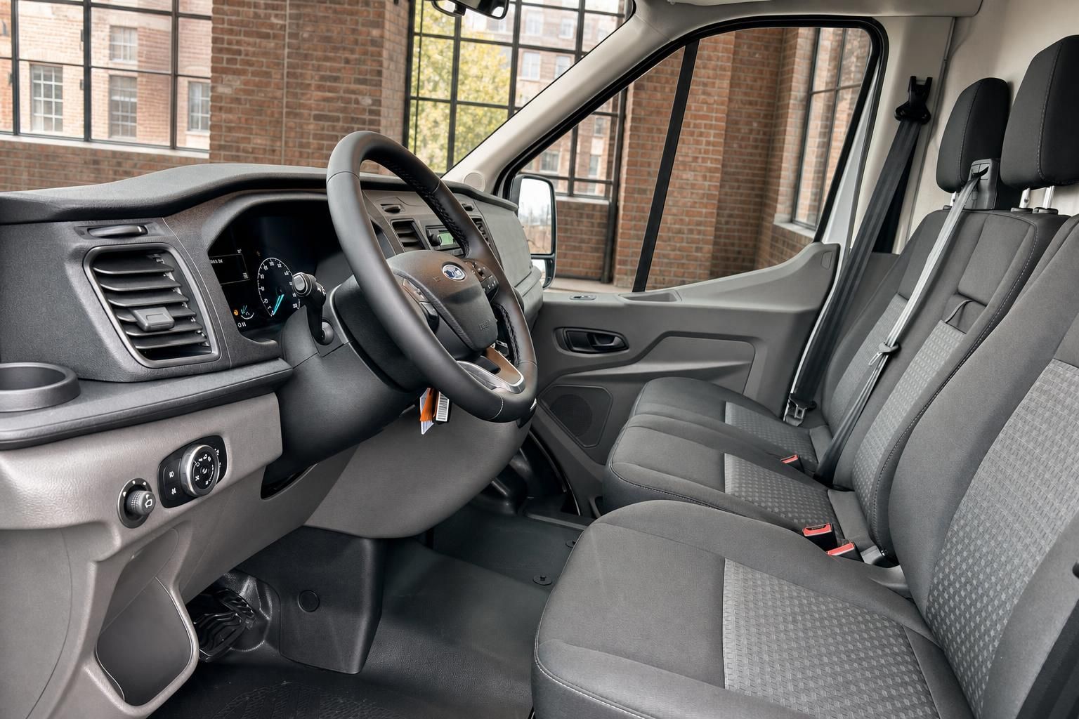 Ford Transit Innenraum – Lenkrad, Cockpit und Doppelsitzbank in der Fahrgastzelle
