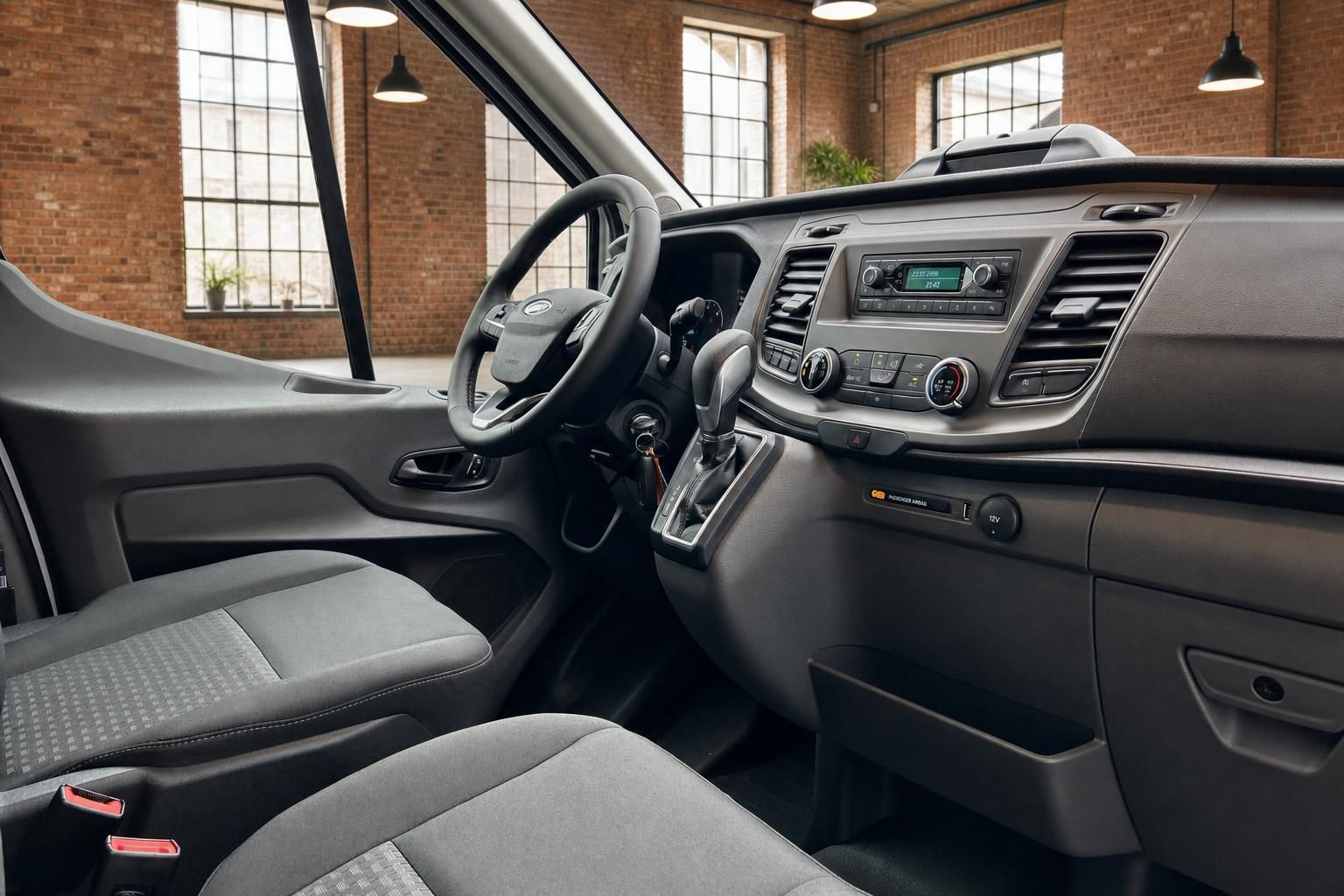 Ford Transit Cockpit Innenraum – Lenkrad, Automatikgetriebe, Radio und Armaturenbrett grau