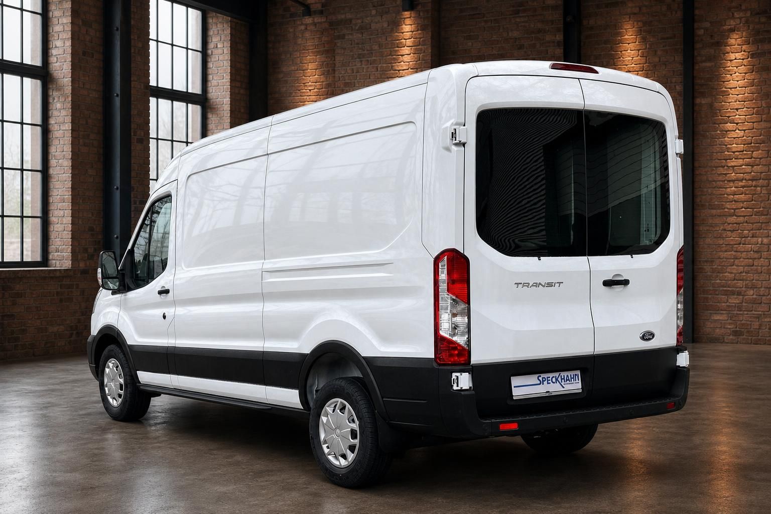 Ford Transit Kastenwagen weiß – Heckansicht schräg links im Industriegebäude
